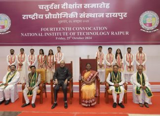 राष्ट्रपति श्रीमती द्रौपदी मुर्मु के हाथों इंजीनियरिंग के होनहार विद्यार्थियों को मिला स्वर्ण पदक