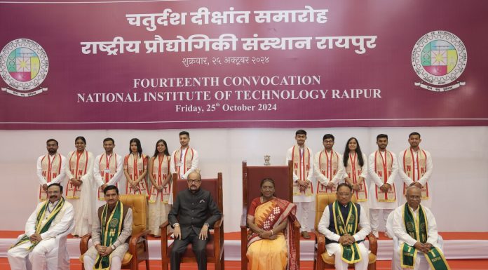 राष्ट्रपति श्रीमती द्रौपदी मुर्मु के हाथों इंजीनियरिंग के होनहार विद्यार्थियों को मिला स्वर्ण पदक