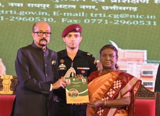 राष्ट्रपति श्रीमती द्रौपदी मुर्मु ने छत्तीसगढ़ की जनजातीय संस्कृति और सशक्तिकरण पर केंद्रित पुस्तकों का किया विमोचन