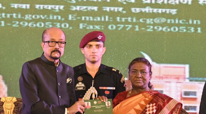 राष्ट्रपति श्रीमती द्रौपदी मुर्मु ने छत्तीसगढ़ की जनजातीय संस्कृति और सशक्तिकरण पर केंद्रित पुस्तकों का किया विमोचन
