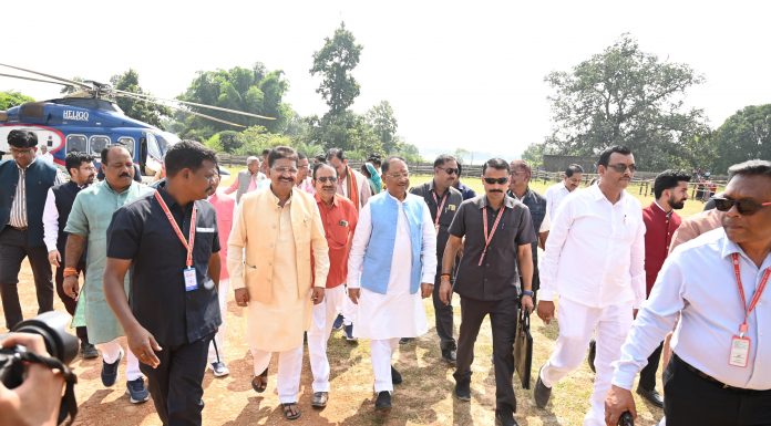 मुख्यमंत्री विष्णु देव साय सरगुजा क्षेत्र के आदिवासी विकास प्राधिकरण की बैठक में शामिल होने के लिए मयाली नेचर कैम्प के निकट स्थित हैलीपेड पहुंचे।