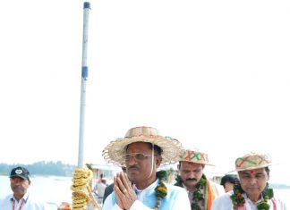 मुख्यमंत्री विष्णुदेव साय खड़सा व्यू प्वाइंट से नौका विहार करते मयाली नेचर कैंप बैठक स्थल तक पहुंचे