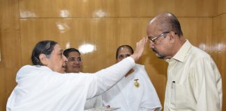 राज्यपाल रमेन डेका कोे ब्रम्हकुमारी बहनों ने भाई दूज का टीका लगाया