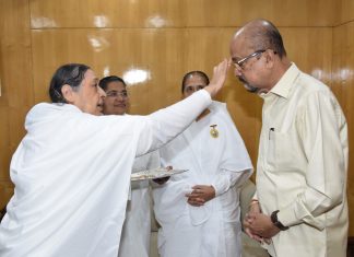 राज्यपाल रमेन डेका कोे ब्रम्हकुमारी बहनों ने भाई दूज का टीका लगाया