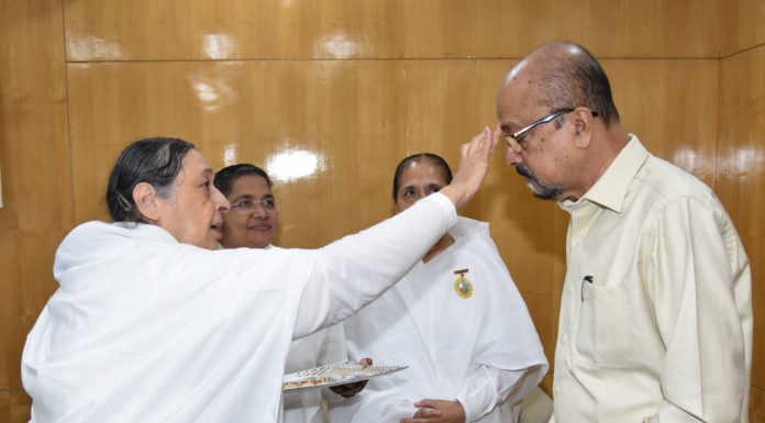 राज्यपाल रमेन डेका कोे ब्रम्हकुमारी बहनों ने भाई दूज का टीका लगाया