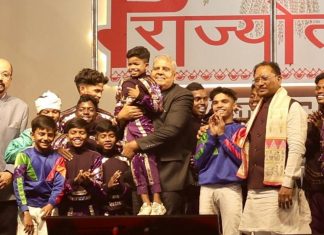 अबूझमाड़ के बच्चों के मलखंभ का अद्भुत प्रदर्शन देख इतने गदगद हुए उपराष्ट्रपति कि मंच पर वापस चढ़कर बच्चे को उठा लिया गोद में