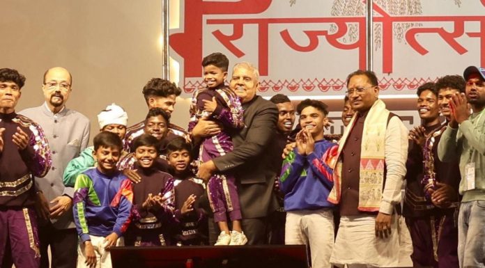 अबूझमाड़ के बच्चों के मलखंभ का अद्भुत प्रदर्शन देख इतने गदगद हुए उपराष्ट्रपति कि मंच पर वापस चढ़कर बच्चे को उठा लिया गोद में