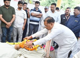 मुख्यमंत्री विष्णु देव साय ने पूर्व राज्यसभा सांसद स्वर्गीय श्री गोपाल व्यास के अंतिम दर्शन में शामिल होकर दी भावभीनी श्रद्धांजलि