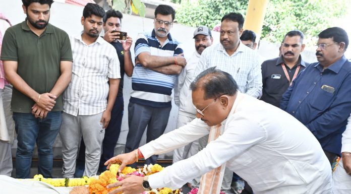 मुख्यमंत्री विष्णु देव साय ने पूर्व राज्यसभा सांसद स्वर्गीय श्री गोपाल व्यास के अंतिम दर्शन में शामिल होकर दी भावभीनी श्रद्धांजलि