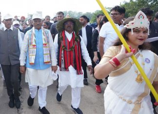 केन्द्रीय मंत्री डॉ. मंडाविया एवं मुख्यमंत्री श्री विष्णु देव साय की अगुवाई में जशपुर में माटी के वीर पदयात्रा का भव्य आयोजन