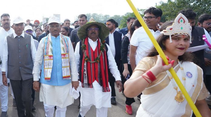 केन्द्रीय मंत्री डॉ. मंडाविया एवं मुख्यमंत्री श्री विष्णु देव साय की अगुवाई में जशपुर में माटी के वीर पदयात्रा का भव्य आयोजन