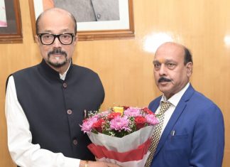 राज्यपाल डेका से छत्तीसगढ़ राज्य मानवाधिकार के सदस्य मिश्रा ने सौजन्य भेंट की