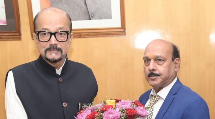 राज्यपाल डेका से छत्तीसगढ़ राज्य मानवाधिकार के सदस्य मिश्रा ने सौजन्य भेंट की