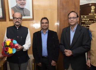 राज्यपाल डेका से पं. जवाहरलाल नेहरू मेमोरियल मेडिकल कॉलेज डीन डॉ. चौधरी ने सौजन्य भेंट की