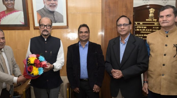 राज्यपाल डेका से पं. जवाहरलाल नेहरू मेमोरियल मेडिकल कॉलेज डीन डॉ. चौधरी ने सौजन्य भेंट की