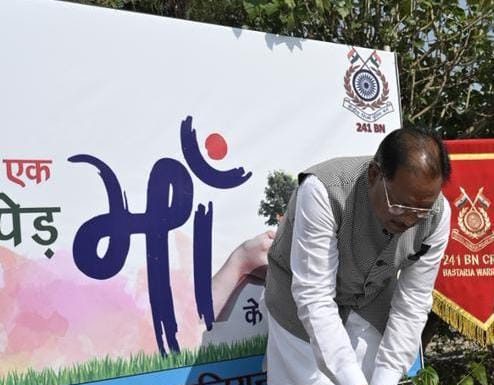 मुख्यमंत्री विष्णु देव साय ने “एक पेड़ मां के नाम” अभियान के तहत सीआरपीएफ के बस्तरिया बटालियन परिसर में लगाया नीम का पौधा
