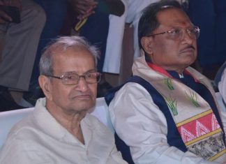 भारत मंडपम में दूर से खड़े खड़े कार्यक्रम देख रहे थे एक बुजुर्ग, मुख्यमंत्री ने पास बुलाया और अपने साथ बैठने का किया आग्रह