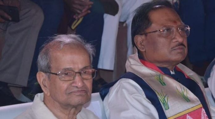 भारत मंडपम में दूर से खड़े खड़े कार्यक्रम देख रहे थे एक बुजुर्ग, मुख्यमंत्री ने पास बुलाया और अपने साथ बैठने का किया आग्रह