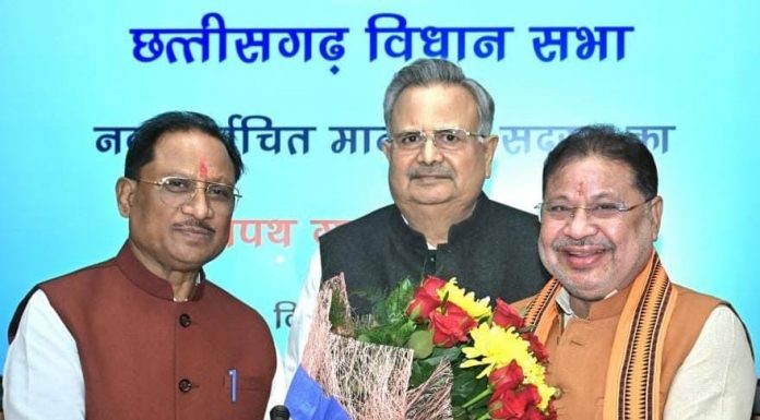 विधानसभा अध्यक्ष डॉ. रमन सिंह ने नवनिर्वाचित विधायक सुनील सोनी को विधानसभा सदस्यता की दिलाई शपथ , मुख्यमंत्री विष्णुदेव साय ने नई जिम्मेदारी के लिए सोनी को दी बधाई