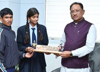 नई राष्ट्रीय शिक्षा नीति के तहत पूर्व व्यवसायिक शिक्षा का बच्चों को मिल रहा है प्रशिक्षण : स्कूली बच्चों द्वारा तैयार लकड़ी की नेम प्लेट और पोट्रेट उपहार में पाकर मुख्यमंत्री साय ने जताई खुशी