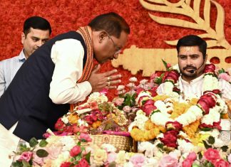 रायपुर : मुख्यमंत्री श्री साय ने श्रीमद्भागवत कथा में किया श्रीकृष्ण-सुदामा प्रसंग का श्रवण, छत्तीसगढ़ की समृद्धि और खुशहाली की कामना की