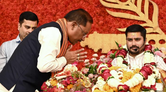 रायपुर : मुख्यमंत्री श्री साय ने श्रीमद्भागवत कथा में किया श्रीकृष्ण-सुदामा प्रसंग का श्रवण, छत्तीसगढ़ की समृद्धि और खुशहाली की कामना की