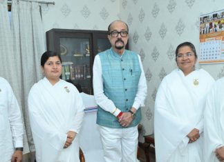 राज्यपाल डेका से प्रजापिता ब्रह्माकुमारी ईश्वरीय विश्वविद्यालय के संचालक ने की सौजन्य भेंट