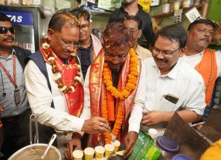 मुख्यमंत्री विष्णु देव साय पहुंचे महापौर प्रत्याशी जीवर्धन चौहान की चाय की दुकान, खुद बनाई चाय
