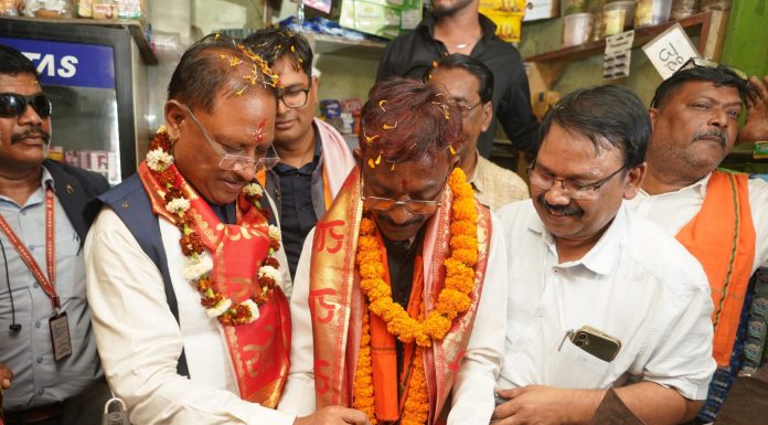 मुख्यमंत्री विष्णु देव साय पहुंचे महापौर प्रत्याशी जीवर्धन चौहान की चाय की दुकान, खुद बनाई चाय