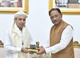 मुख्यमंत्री विष्णु देव साय से पूज्य संत श्री लालदास साहेब ने की सौजन्य भेंट