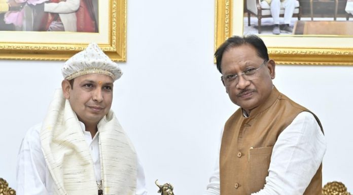 मुख्यमंत्री विष्णु देव साय से पूज्य संत श्री लालदास साहेब ने की सौजन्य भेंट