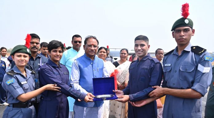 मुख्यमंत्री विष्णु देव साय ने जशपुर में विमान उड़ान प्रशिक्षण का शुभारंभ किया, एनसीसी कैडेट्स का बढ़ाया उत्साह