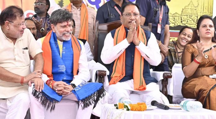 मुख्यमंत्री विष्णु देव साय ने स्वतंत्रता संग्राम सेनानी मधुसूदन दास की प्रतिमा पर किया माल्यार्पण