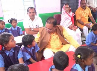 “पढ़ाई ठीक से करना है न… मोबाइल ज्यादा नहीं देखना”