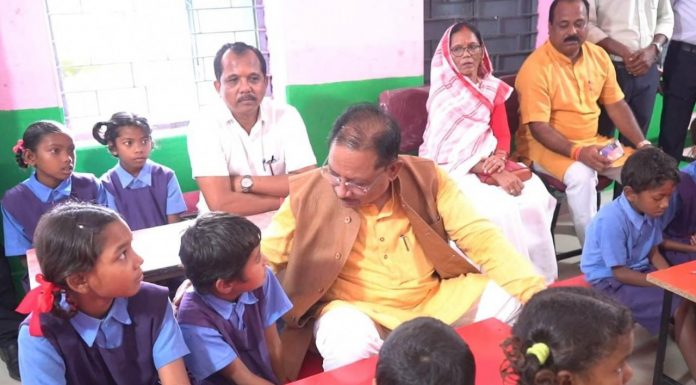 “पढ़ाई ठीक से करना है न… मोबाइल ज्यादा नहीं देखना”