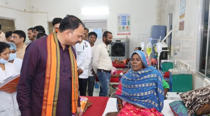 स्वास्थ्य मंत्री जायसवाल ने कोण्डागांव व फरसगांव में शासकीय अस्पतालों का किया निरीक्षण