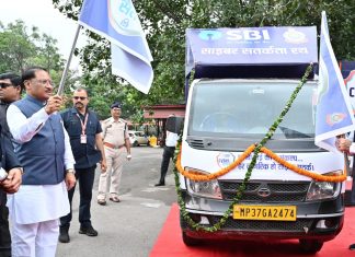 मुख्यमंत्री साय ने एसबीआई साइबर सुरक्षा रथ को झंडी दिखाकर किया रवाना