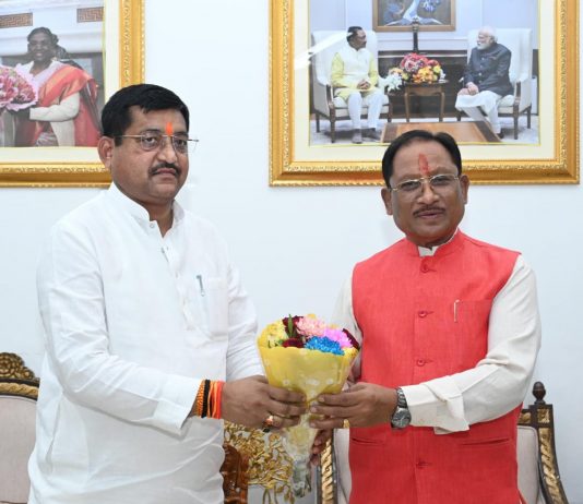 मुख्यमंत्री से उत्तरप्रदेश के राज्यमंत्री रामकेश निषाद ने सौजन्य मुलाकात की