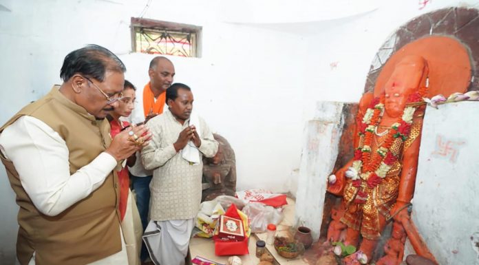 मुख्यमंत्री श्री विष्णुदेव साय ने ऐतिहासिक चतुर्भुज विष्णु मंदिर में की पूजा-अर्चना, प्रदेश की सुख-समृद्धि की कामना