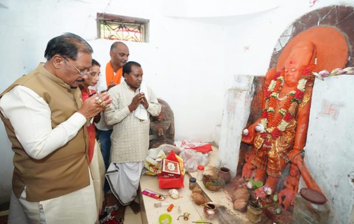 Chief Minister Shri Vishnu Deo Sai offered prayers at the historic Chaturbhuj Vishnu Temple and prayed for the state's happiness and prosperity.