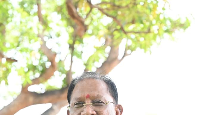 आम की छांव में मुख्यमंत्री की चौपाल : खाट पर बैठे, ग्रामीणों की सुनी बात, मौके पर दिए समाधान
