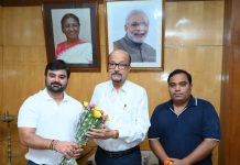 राज्यपाल डेका से छत्तीसगढ़ कायाकिंग-कैनोइंग एसोसिएशन के पदाधिकारियों ने भेंट की