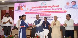 मुख्यमंत्री के हाथों मेधावी छात्रा को मिली 2 लाख रुपये की सहायता