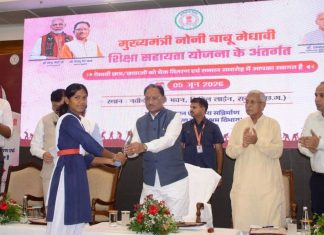 मुख्यमंत्री के हाथों मेधावी छात्रा को मिली 2 लाख रुपये की सहायता
