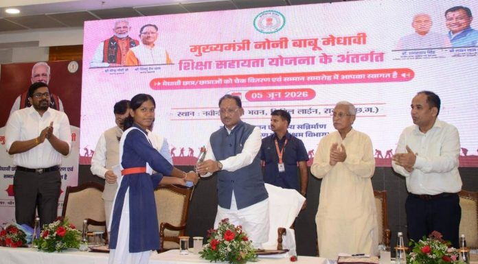 मुख्यमंत्री के हाथों मेधावी छात्रा को मिली 2 लाख रुपये की सहायता