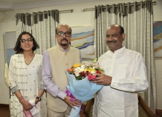राज्यपाल श्री रमेन डेका ने किया लोकसभा अध्यक्ष श्री बिड़ला का आत्मीय स्वागत