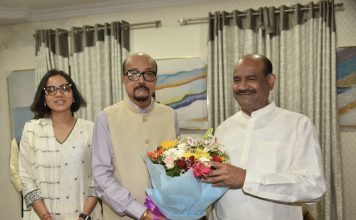 राज्यपाल श्री रमेन डेका ने किया लोकसभा अध्यक्ष श्री बिड़ला का आत्मीय स्वागत