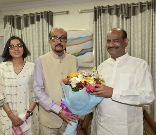 राज्यपाल श्री रमेन डेका ने किया लोकसभा अध्यक्ष श्री बिड़ला का आत्मीय स्वागत