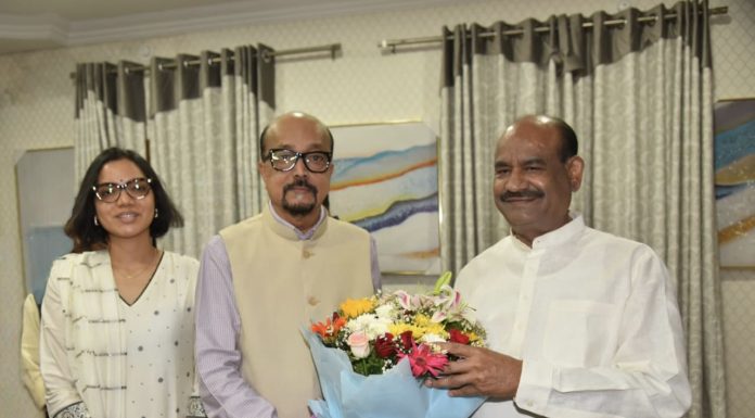 राज्यपाल श्री रमेन डेका ने किया लोकसभा अध्यक्ष श्री बिड़ला का आत्मीय स्वागत