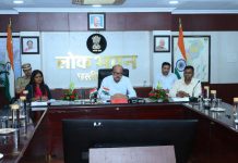 राज्यपाल श्री डेका ने सक्ती जिले के अधिकारियों से की चर्चा